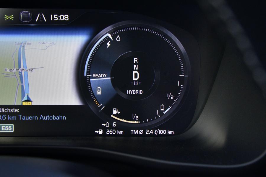 Панель приборов Volvo XC40 T5 Plug-in Hybrid 2019 года  (WW) (фото 9 из 24)